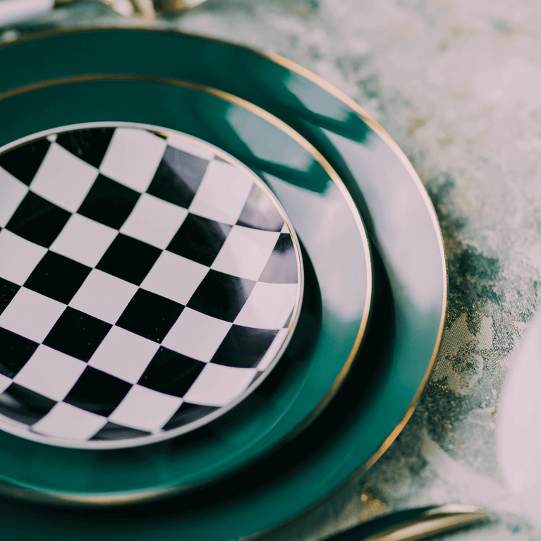 10 In. Classic Green Design Plastic Plates | 120 Count