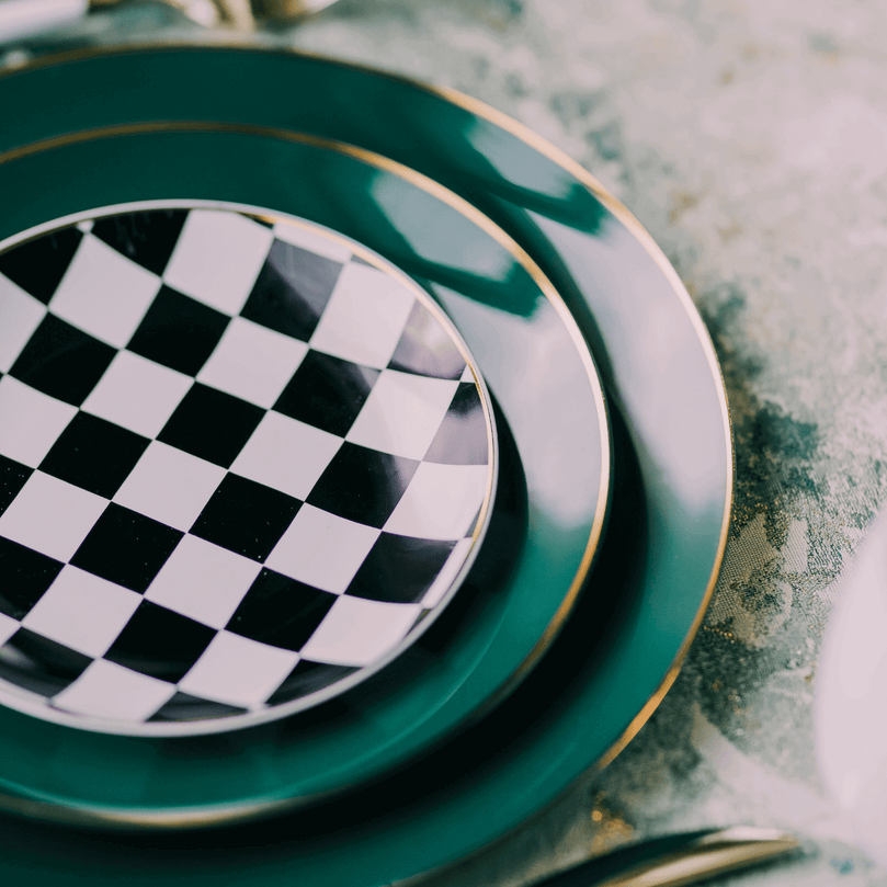 10 In. Classic Green Design Plastic Plates | 120 Count