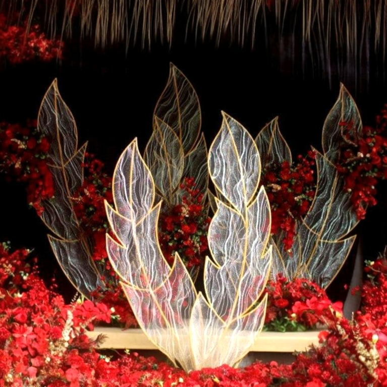 Fondo de arco de boda con plumas de metal y encaje