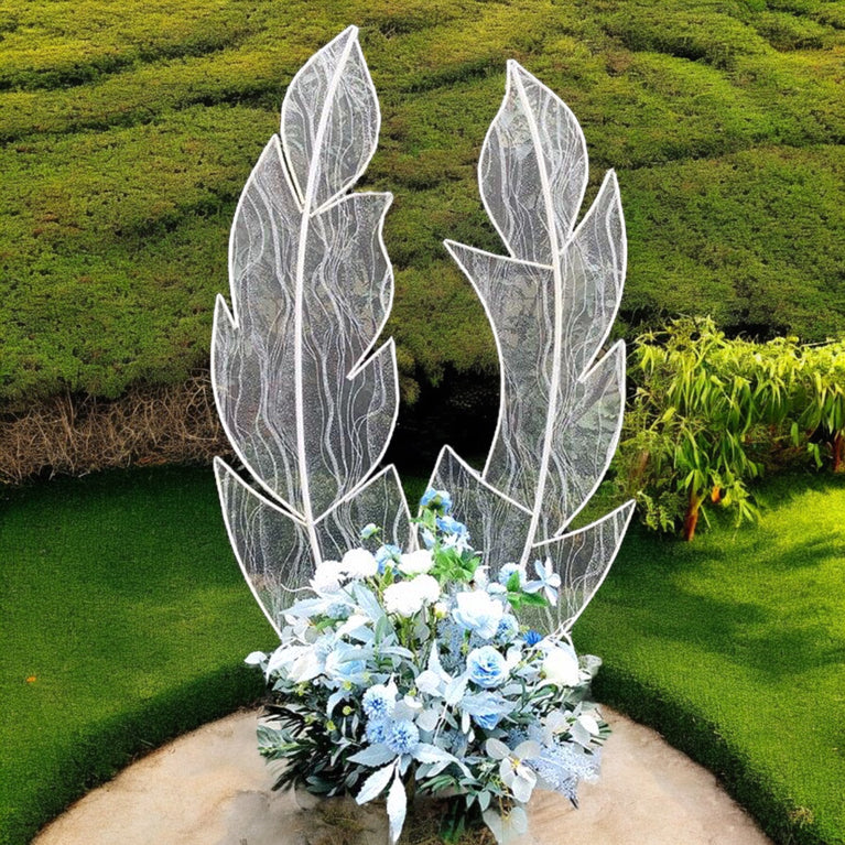 Fondo de arco de boda con plumas de metal y encaje