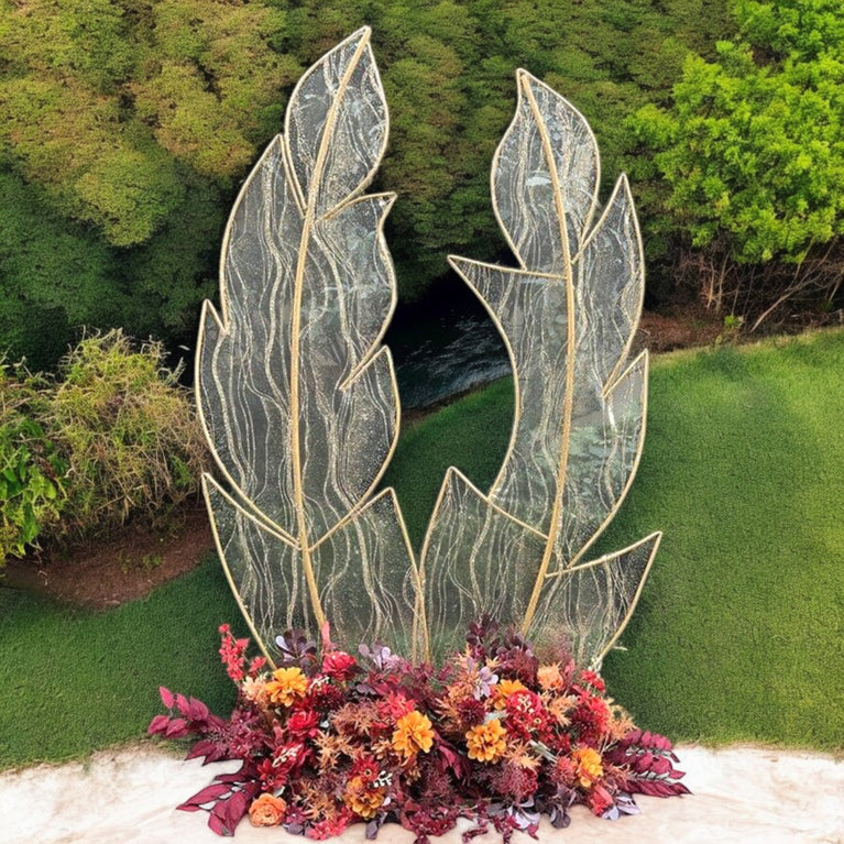 Fondo de arco de boda con plumas de metal y encaje